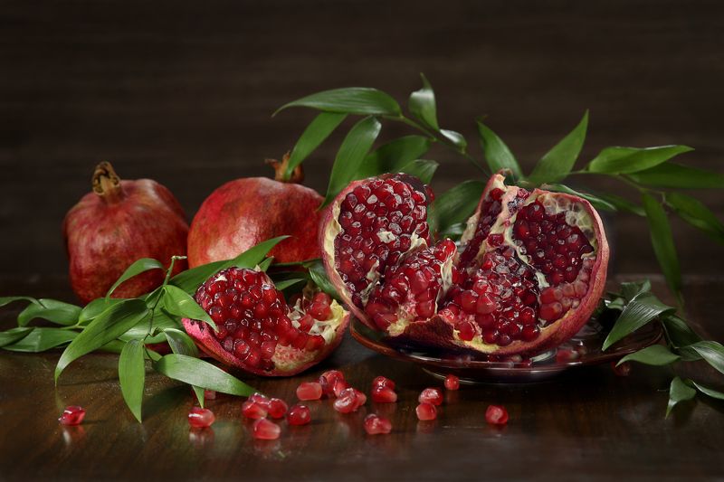 гранат, листья, натюрморт Гранатphoto preview