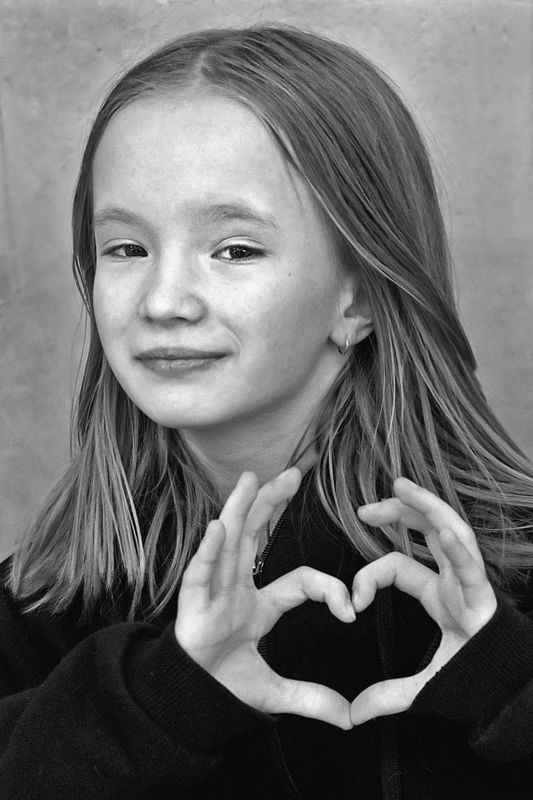 портрет, дети, чб, апатиты Пальцевое сердечко - жест любви. 2024photo preview