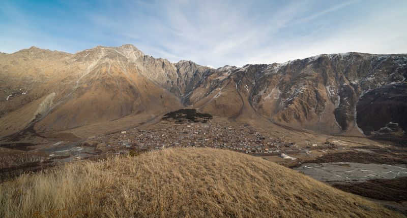 Грузия, Казбеги, Степанцминда, Дарьяльское ущелье, река Терек, სტეფანწმინდა, georgia,  Вид на посёлок Степанцминда (სტეფანწმინდა в переводе с грузинского — Святой-Степан)photo preview