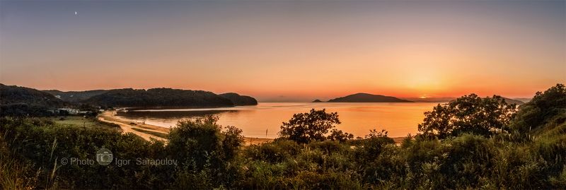 японское море, фототуризм, фото в путешествии,  туристическая фотография,  путешествие на автомобиле, путешествие,  приморье, приморский край, полуостров зарубина,  пейзаж, панорама, дальний восток, бухта, андреевка, konica minolta Вечер в бухте Троицы фото превью