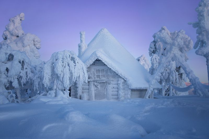 У леса на опушке жила зима в избушкеphoto preview