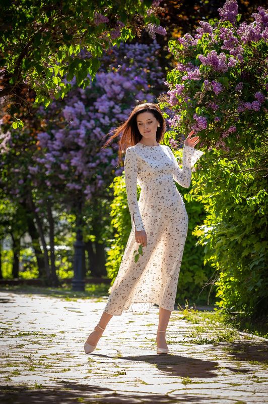 девушка, сирень, весна, май, цветы, город, длинные ноги, платье на просвет Начало цветущего летаphoto preview