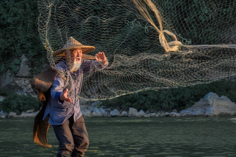 китай, мужчина, рыбак, china, fisherman, репортаж, река, рыбак с бакланом Рыбак с бакланами на реке Лиphoto preview
