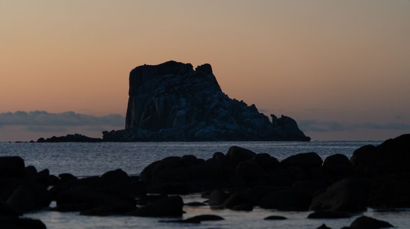 Россия, Приморский край, Приморье, Японское море, бухта Триозёрье, скала Копна, рассвет По-моему, похоже на башмак?! фото превью