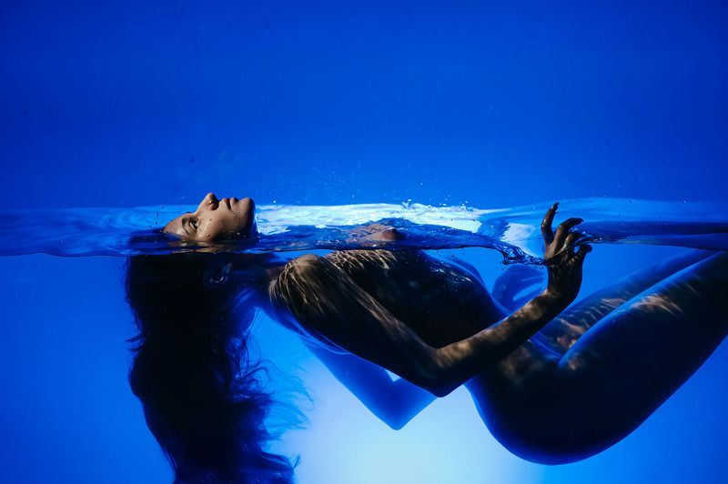 ню, вода, аквариум, голубая, бассейн, Михаил Решетников на граниphoto preview