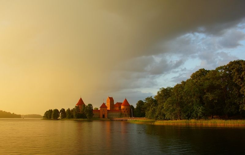 trakai, summer, evening, lithuania, castle, island, castle, sky, bridge, clouds, sun, rain, nature, architecture, landscape Atmospheric changesphoto preview
