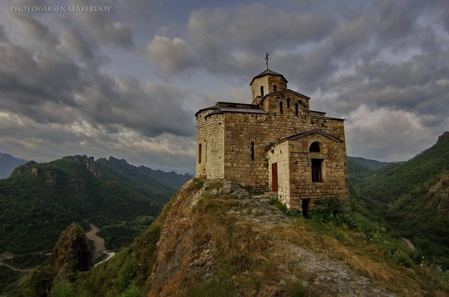 Аланы, Горы, Древность, История, Карачаево-Черкесия, Монастырь, Наследие, Памятник, Северный Кавказ, Скала, Ущелье, Храм, Христианство, Шоанинский храм, Арсен Алабердов
