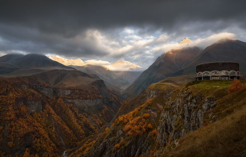 кавказ, горы, осень, Грузия, georgia, гудаури, утро, рассвет, крестовый перевал, осень в горах Пасмурный рассвет фото превью