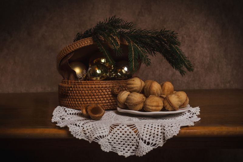 новогодний натюрморт коробочка с шарикамиphoto preview