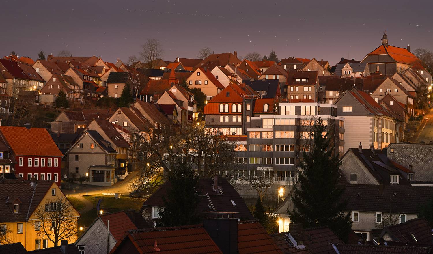 Старлинк, пролетая над вечерним городом. Автор: Игорь Дубровский , Игорь Дубровский