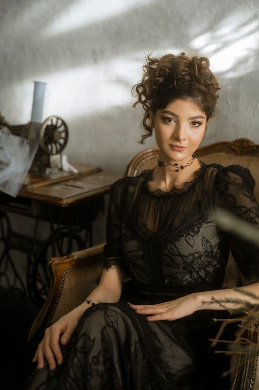 девушка,женский портрет, портрет, глаза, женская аура, кудри, черный, кружево, швейная машинка Дарьяphoto preview