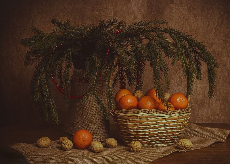 мандарины, вкусные мандарины, оранжевый, грубая ткань, новогодний натюрморт, новый год, елка, ветка ели, корзина, красный, красные бусы, мешковина, коричневый фон, орехи, грецкие орехи, ваза, ваза с еловыми ветками, Новогодняя корзинаphoto preview