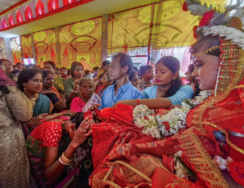 festival Devotion Amidst Traditionphoto preview