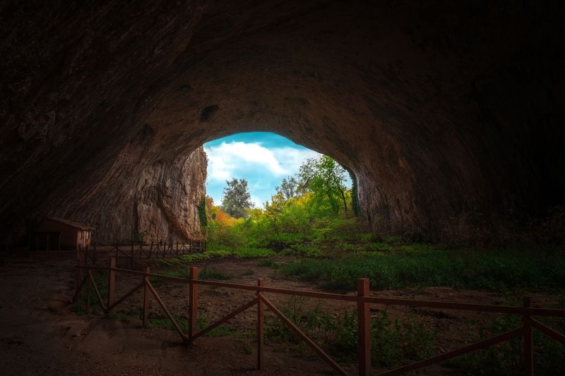 деветашка пещера,devetashka cave,българия,bulgaria,dark,stone,rock,interior,green,people, Деветашка пещера - Devetashka cavephoto preview