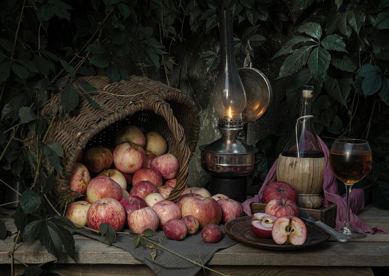 керосиновая лампа яблоки бокал сидра бутыль Натюрморт с яблокамиphoto preview