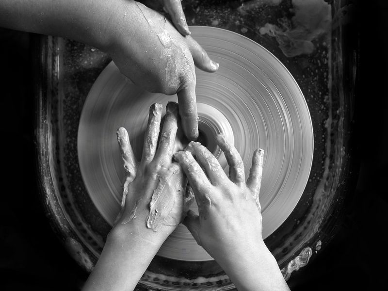 глина, руки, шедевр, ученик Мастер передает знания ученикуphoto preview