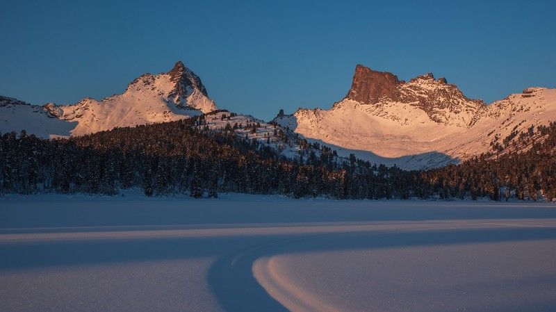 ергаки, озеро,  зима, вечер, закат Горы в  вечерних одеянияхphoto preview