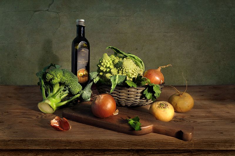 натюрморт,овощи,лук,репа,цветная капуста,доска,бутылка,оливковое масло,брокколи Овощи для салатаphoto preview