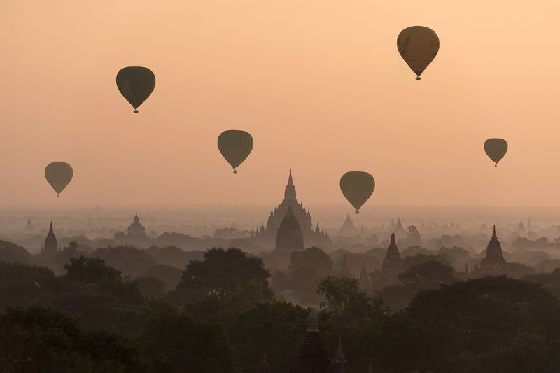 Bagan, balloons, flying ,over ,ancient,temples Bagan, balloons flying over ancient templesphoto preview