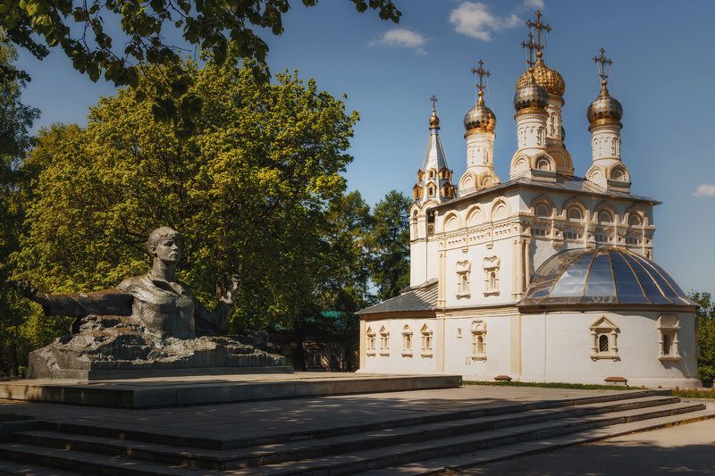 Спасо-Преображенская церковь. Памятник С. Есенинуphoto preview