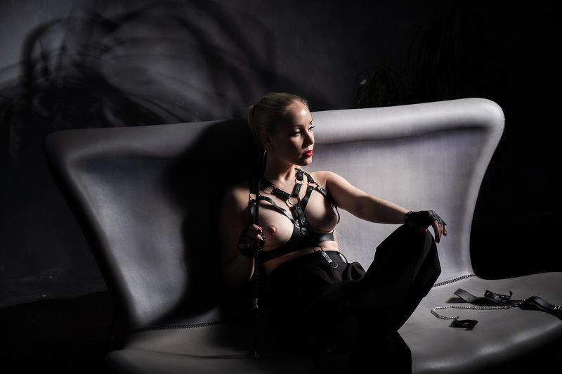 бдсм, плетка, стик, диван, ню, грудь, Михаил Решетников легкий бдсмphoto preview