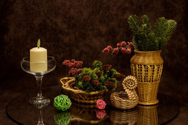 ваза, свеча, цветочный горшок, цветочный дизайн, комнатное растение, композиция из цветов, натюрморт, в помещении, контейнер, флористика, срезанные цветы, фотография натюрморта, цветок, растение. стол со свечой Натюрморт со свечой.photo preview