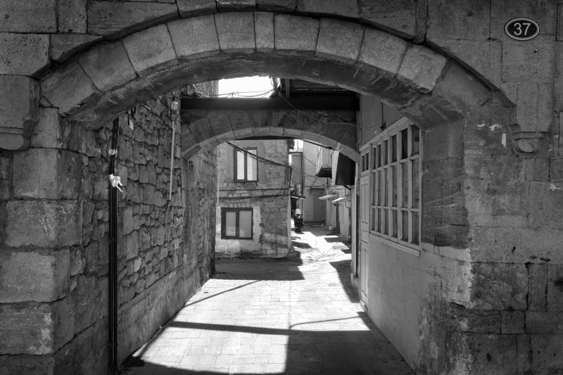 двор, пустота, арка Играющие детиphoto preview