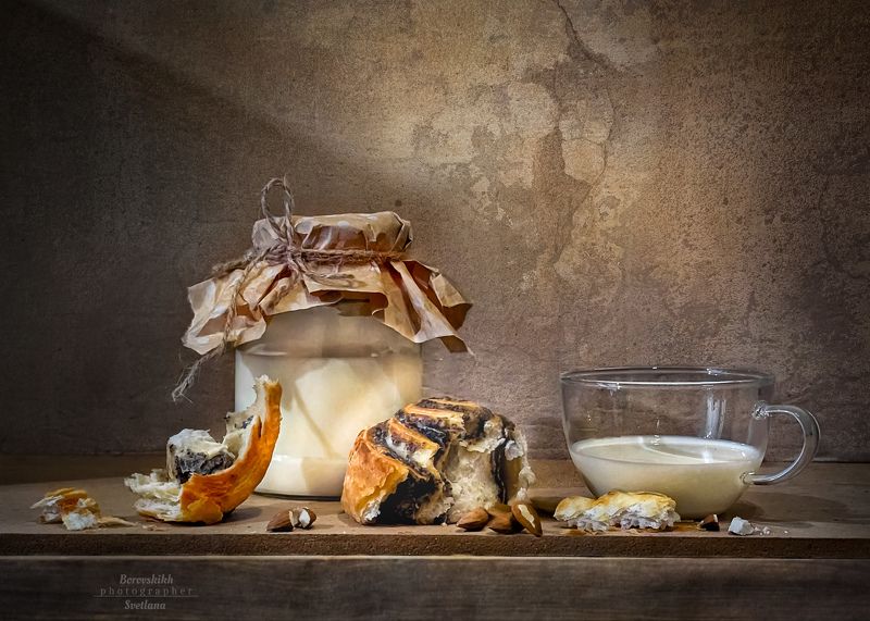 натюрморт,  darkphoto, food_photo, фуд  фото, молоко, банка, булочка, art_photo, фото на телефон, borovskikh svetlana Булочка с макомphoto preview