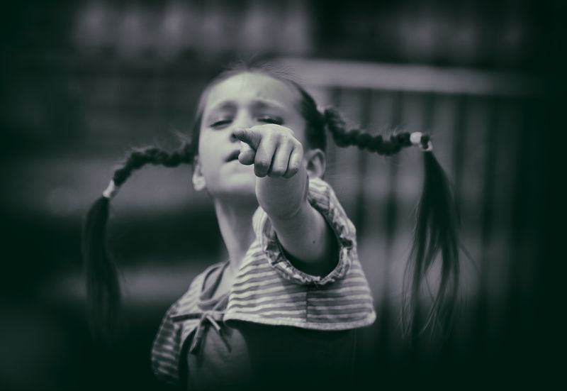 дети, чб фото, уличный детский портрет, девочка photo preview