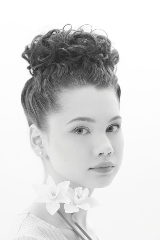 женский портрет, чернобелоефото, чбфото, студийноефото, цветы, нарцисс, portrait, black&white photo, flowers Весенний Нарциссphoto preview