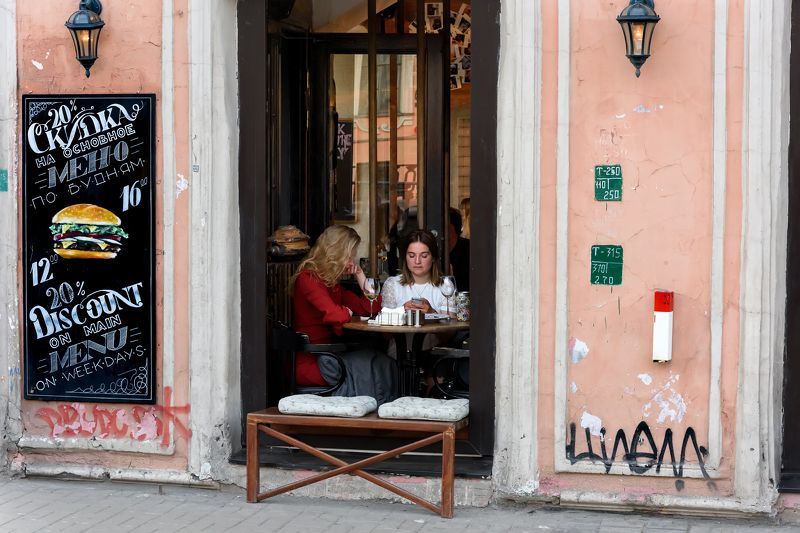 лето, город, люди Кафе в Санкт-Петербургеphoto preview