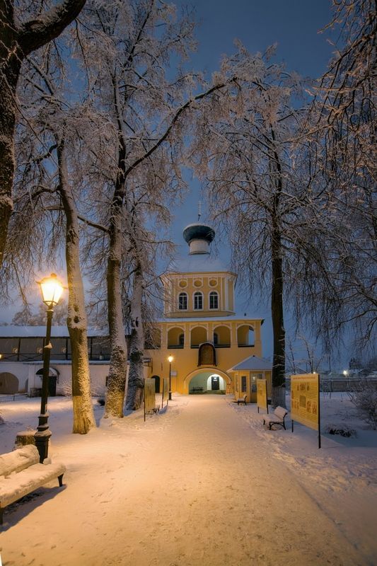 снег вечер свет церковь храм Зима в Тихвинском монастыреphoto preview