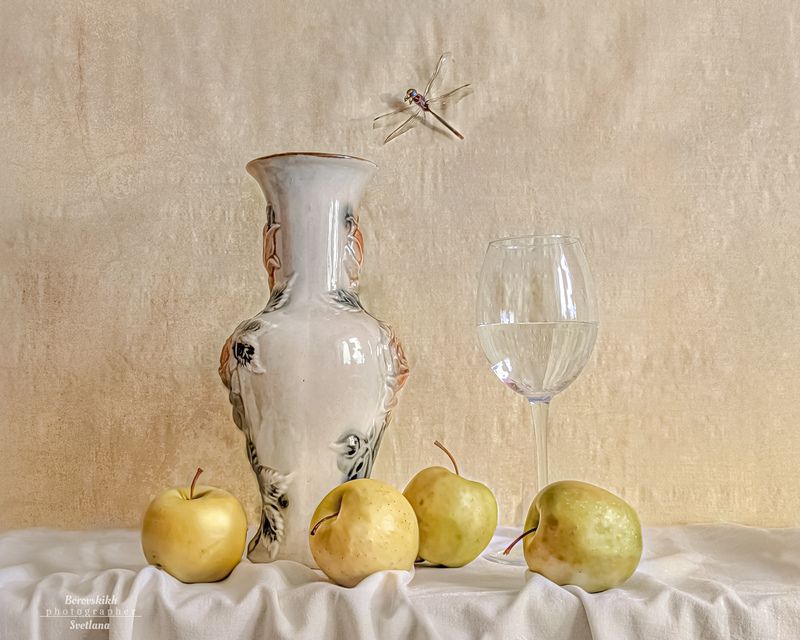 натюрморт, art_photo,fine_art, оммаж, ваза, яблоки, стрекоза, фото у окна, фото на телефон Яблоки и стрекозаphoto preview