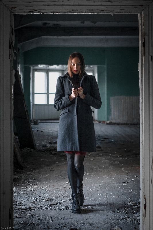 beauty, girl, old, abandoned, deserted, desolate, forlorn, dilapidated, house, vsco, film Случайная встречаphoto preview