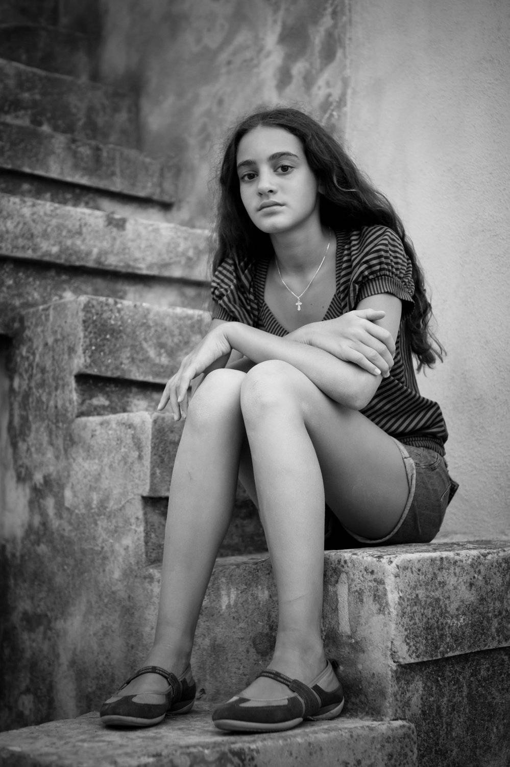 Девочка на ступенях. Автор: Victoria Zaporozhskaya портрет, детский портрет, монохром, Victoria Zaporozhskaya