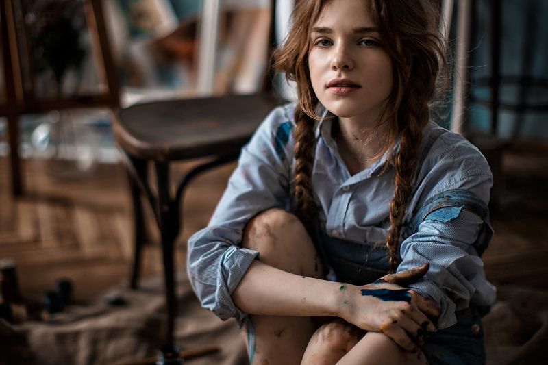 Гуашь, Естественный свет, Кисти, Коса, Косички, Косы, Краски, Краскихолст, Мальберт, Оранжевый, Синий, Утрожелтый, Холст, Художникхудожница Утро в ярких краскахphoto preview