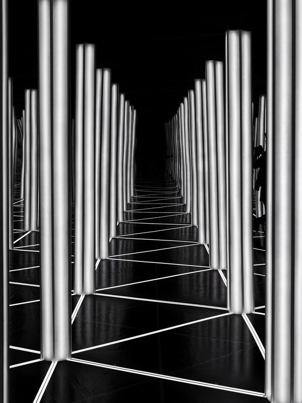 Тьма, реальность, отражения, геометрия Во тьму фото превью