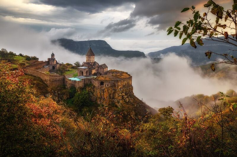 кавказ, горы, армения, armenia, татев, tatev, monastery, монастырь, храм, осень в горах, горы осенью, армянская церковь, аац Разогнанные облакаphoto preview