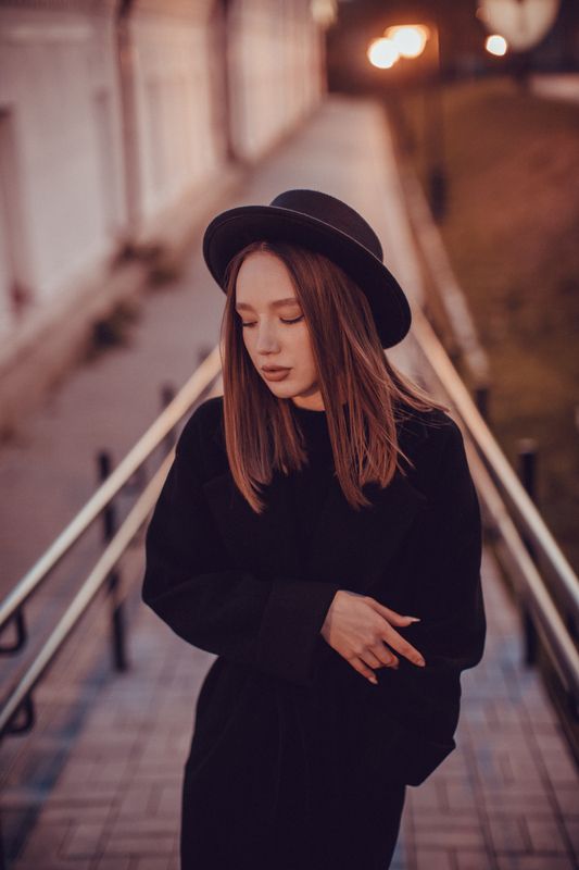 портрет вечерний город шляпа пальто Тайна в ее глазахphoto preview