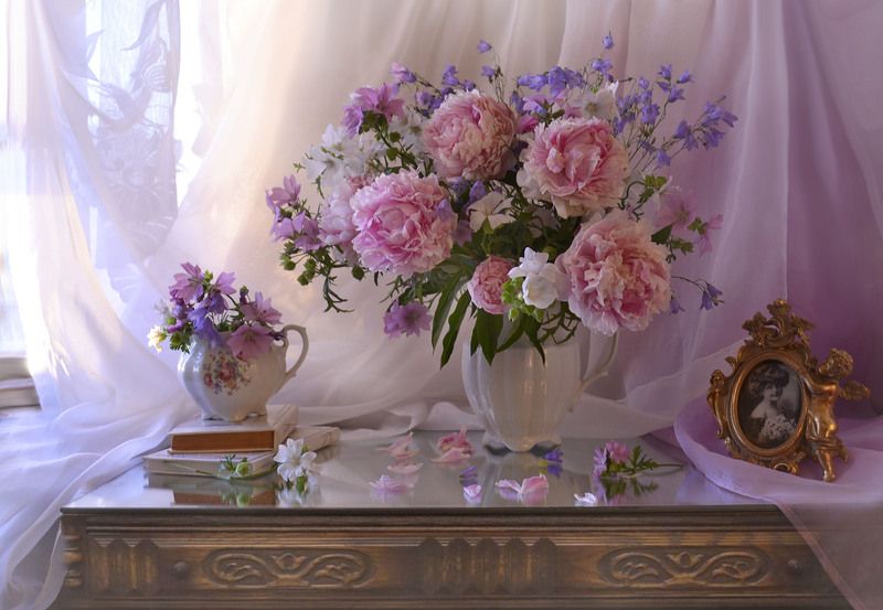 still life, натюрморт, цветы, фото натюрморт, лето, июль, пионы, колокольчики, зеркало, отражение, книги, настроение Пусть этот день начнётся с доброты...photo preview