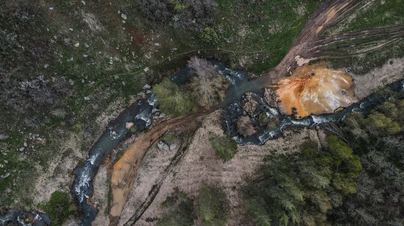 Армения, Джермук, Вайоцдзорская область, Джермукский гейзер, река Арпа Вид на Джермукский гейзер и реку Арпаphoto preview