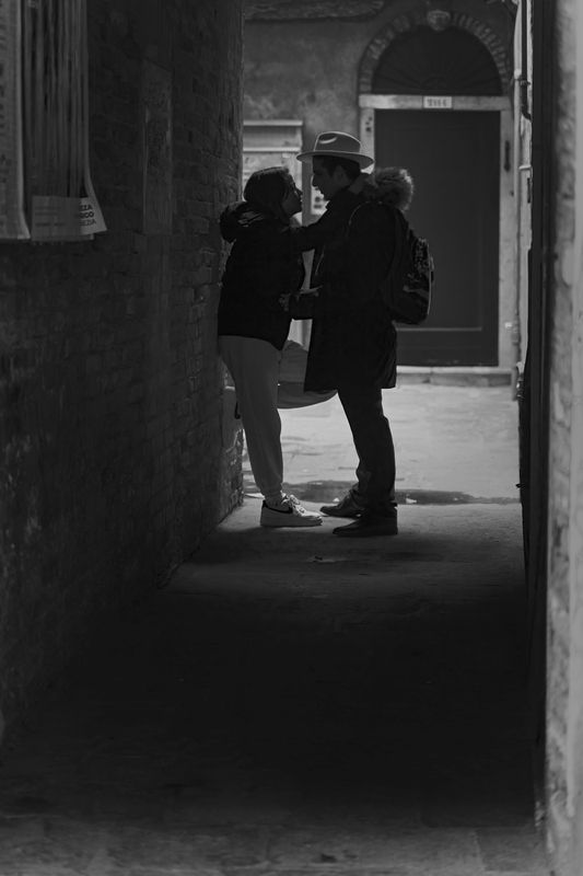 @streetphotography @black&white I DUE  INNAMORATI DEL VICOLO DI VENEZIAphoto preview