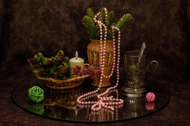 ваза, свеча, цветочный горшок, цветочный дизайн, растение, в помещении, комнатное растение, бусы. стакан, подстаканник,фотография натюрморта, стол, цветок, миниатюра. Предновогодний натюрморт.photo preview