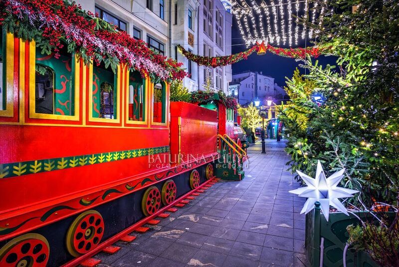 москва, новый год, паровоз, кузнецкий мост Красный паровозик на Кузнецком мостуphoto preview