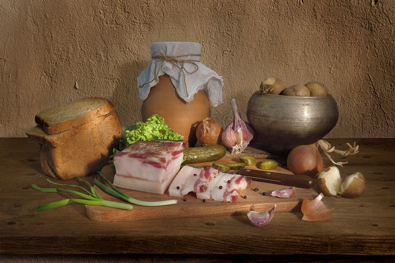 натюрморт,сало,хлеб,картошка,лук,соленые огурцы,нож,кувшин,зелень,чеснок С саломphoto preview
