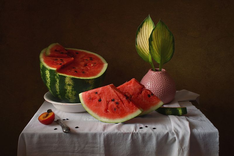 натюрморт, июль, арбуз, хоста с арбузом фото превью