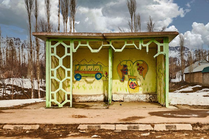 Таджикские муралы. Графити неизвестного художника. Автобусная остановка. Файзабад. Таджикистанphoto preview