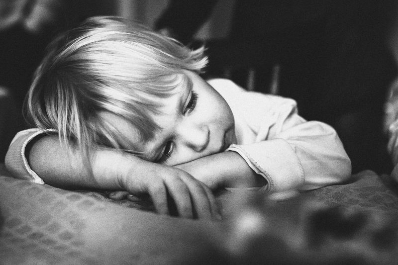 малыш, задумчивость, серьезный, мальчик Серьезностьphoto preview