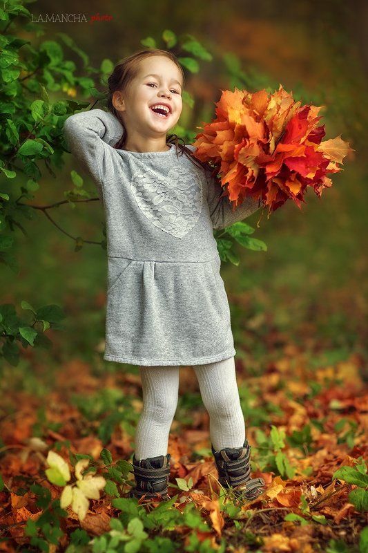 Девочка, Девочка с листьями, Золотая осень, Смех, Счастье, Улыбка Осенний портретphoto preview