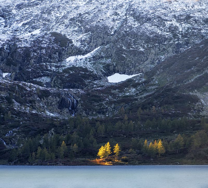 озеро, гора, деревья, солнечный луч, снег Случайный Светphoto preview